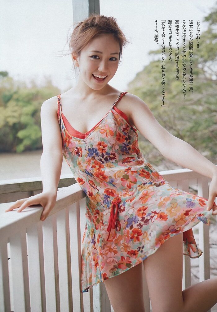 The gravure image which Mio between the tops 'has a big though it is small.' 4th image