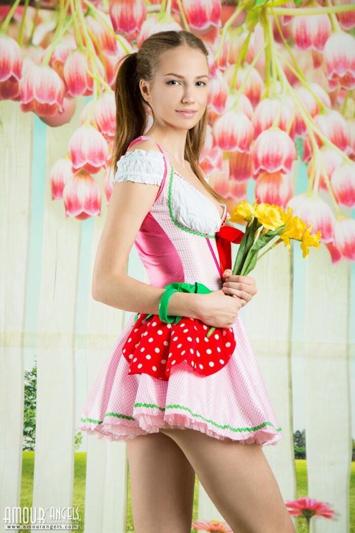 The first gravure of the Czech Republic-born Princess (19 years old) who devotes enthusiastic passion to nudity. 8th image