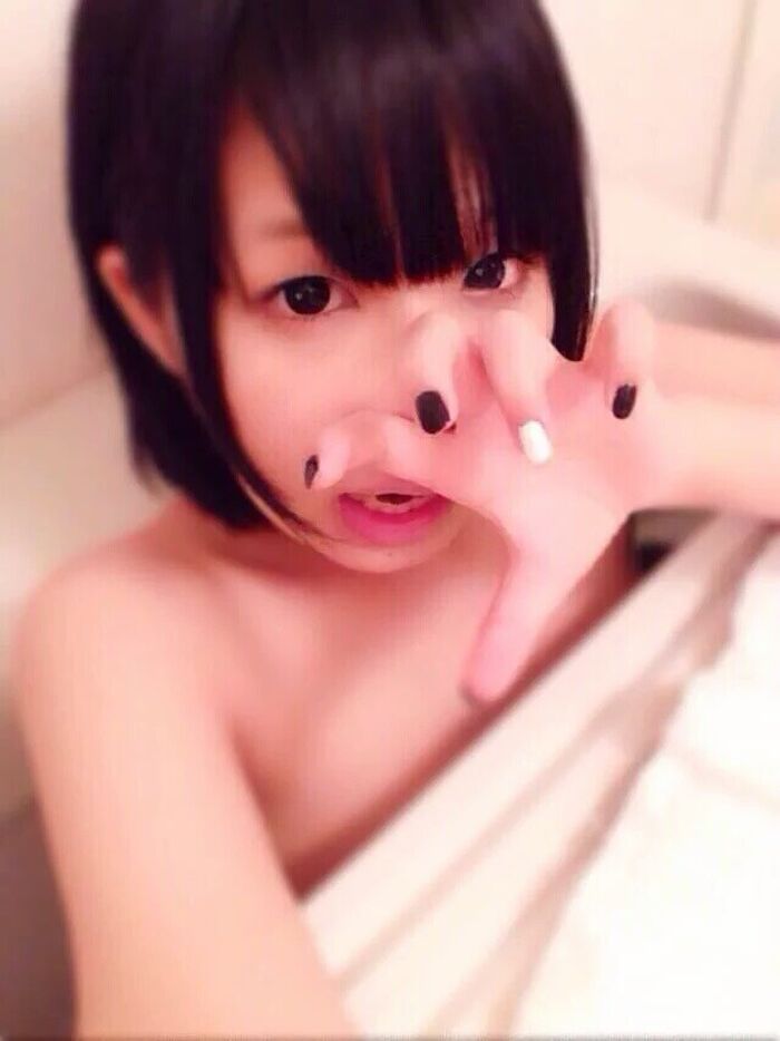 33 Photos of young woman in estrus self taking erotic pictures 17th image