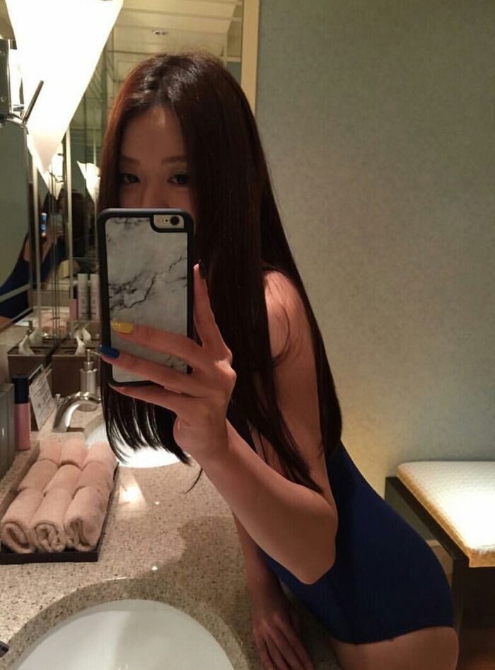 33 Photos of young woman in estrus self taking erotic pictures 22th image
