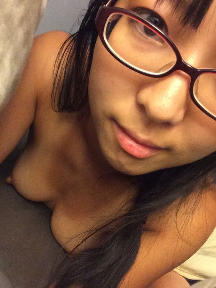 33 Photos of young woman in estrus self taking erotic pictures 25th image