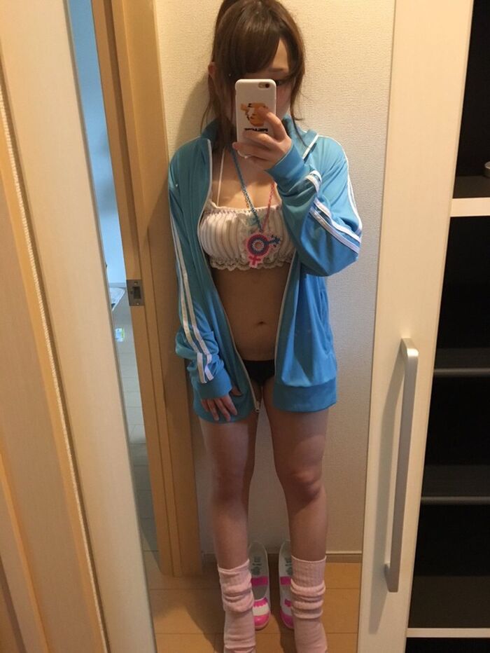 33 Photos of young woman in estrus self taking erotic pictures 3th image