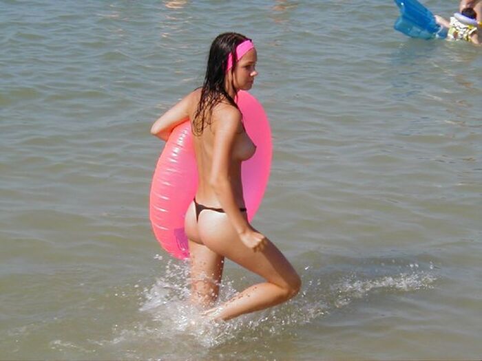 Nude photo collection 31 photos secretly voyeur naked beauty that appears occasionally in such nudist beach! 18th image