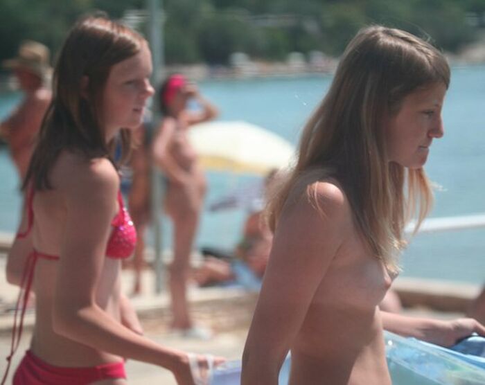 Nude photo collection 31 photos secretly voyeur naked beauty that appears occasionally in such nudist beach! 35th image