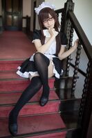 これはナイスなメガネ美人なエロメイドwwwニーハイの似合う美脚もいいね！