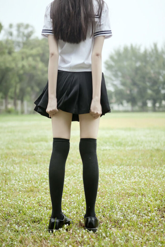 【清楚系】ニーハイJKの絶対領域と白パンツのエロス画像！ 13th image