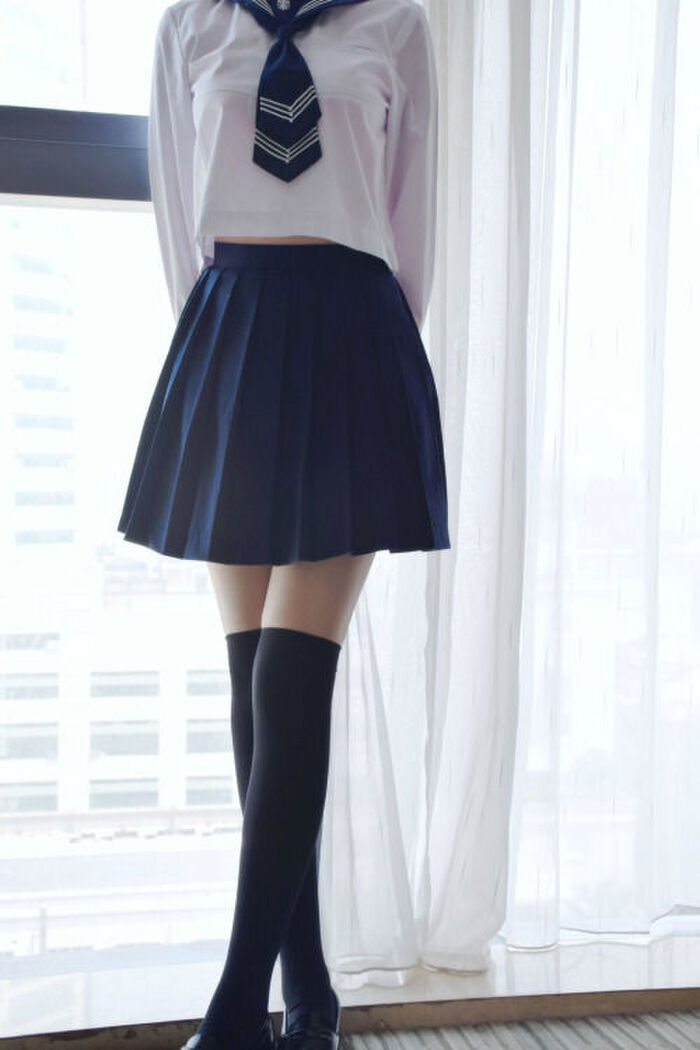 【清楚系】ニーハイJKの絶対領域と白パンツのエロス画像！ 14th image