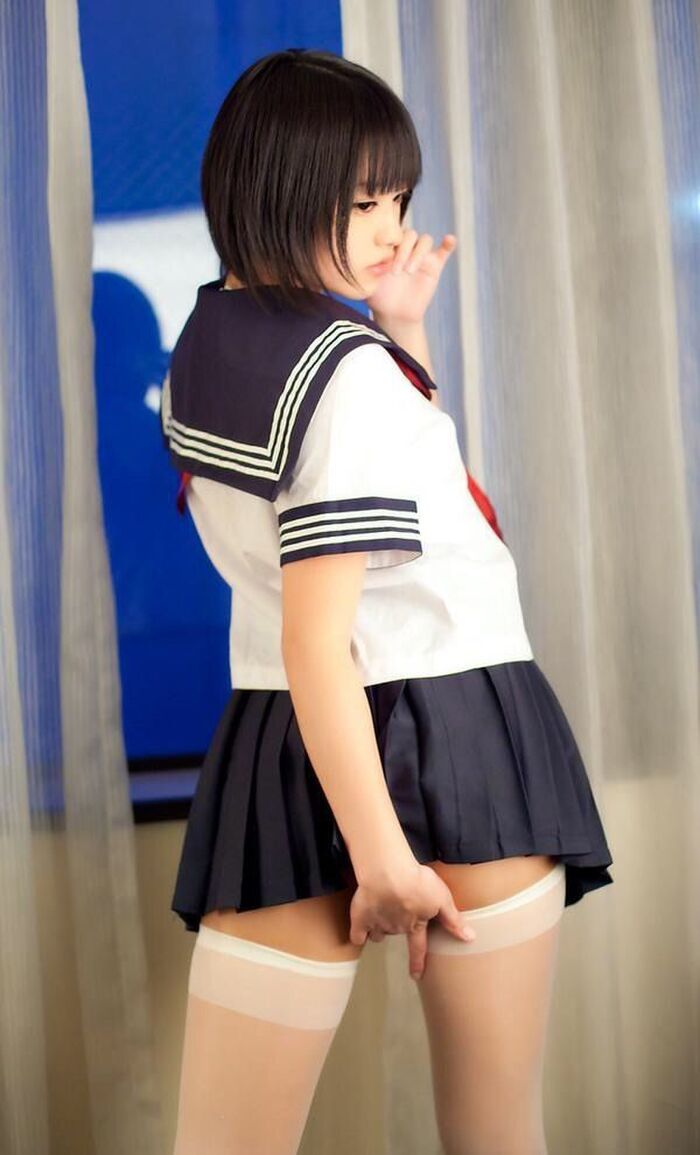 【清楚系】ニーハイJKの絶対領域と白パンツのエロス画像！ 4th image
