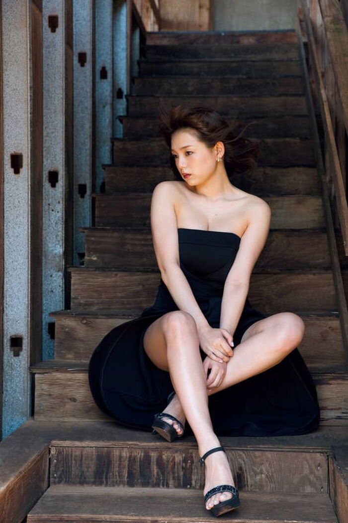 Shinozaki Love, the cover looks nude in the photo collection of the topic in hand bra semi nude public ww 4th image