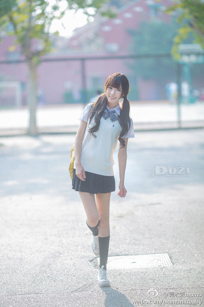 【清楚系】清潔感がすばらしい制服女子のふとももエロス画像！ 10th image