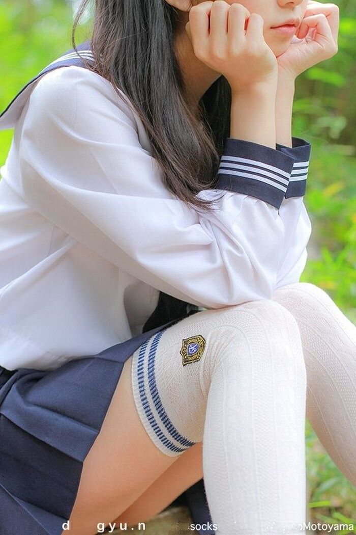 【清楚系】清潔感がすばらしい制服女子のふとももエロス画像！ 11th image