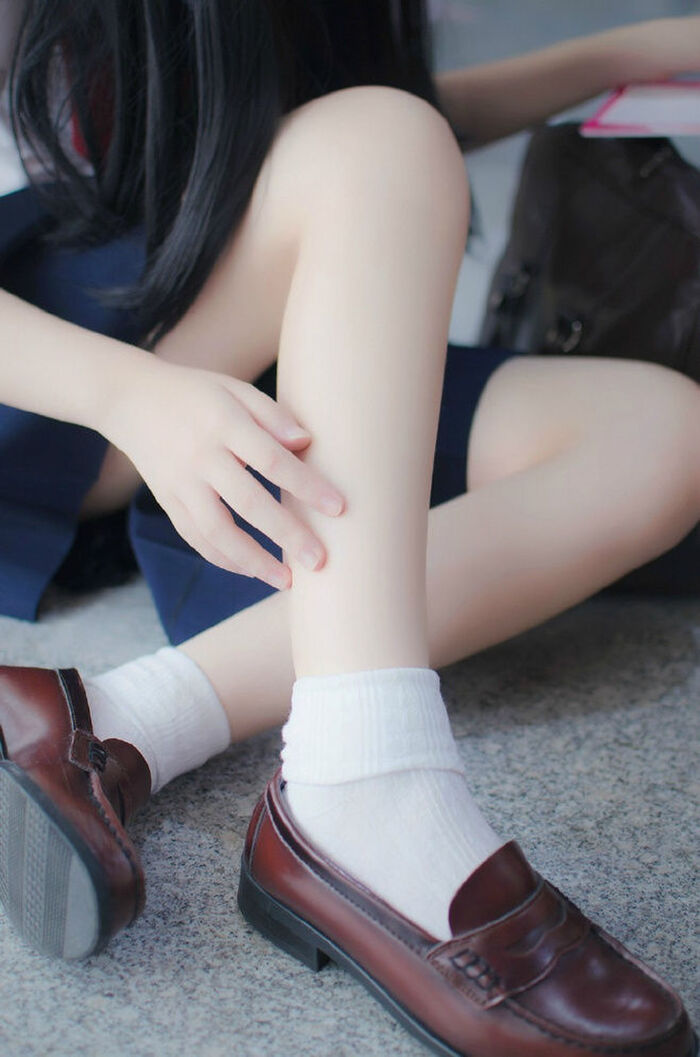 【清楚系】清潔感がすばらしい制服女子のふとももエロス画像！ 17th image