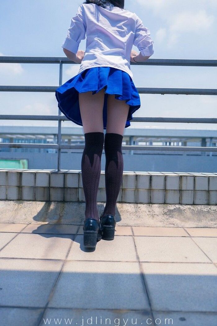 【清楚系】清潔感がすばらしい制服女子のふとももエロス画像！ 4th image