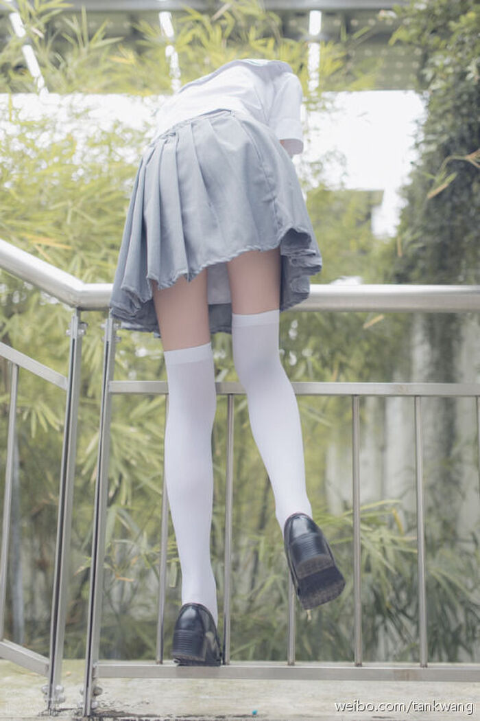 【清楚系】清潔感がすばらしい制服女子のふとももエロス画像！ 5th image