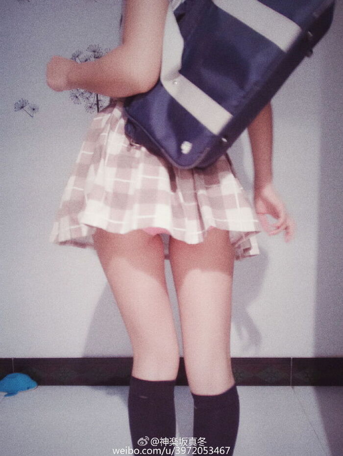 【清楚系】清潔感がすばらしい制服女子のふとももエロス画像！ 6th image