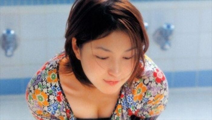 広末涼子 お騒がせの可愛い元アイドルも主婦役が板に付いてきたおっぱい画像 14th image