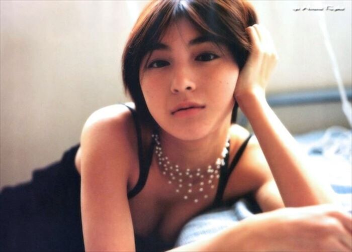 広末涼子 お騒がせの可愛い元アイドルも主婦役が板に付いてきたおっぱい画像 18th image