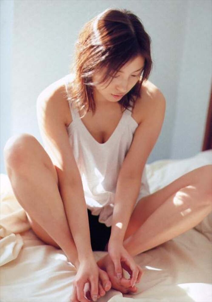 広末涼子 お騒がせの可愛い元アイドルも主婦役が板に付いてきたおっぱい画像 5th image