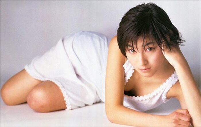 広末涼子 お騒がせの可愛い元アイドルも主婦役が板に付いてきたおっぱい画像 8th image