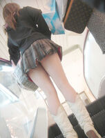 街を徘徊してるだけでエロいという罪な美脚パンチラ素人女子wwwwww