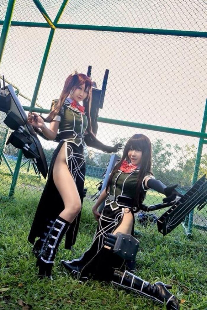 No bread? The topic is that some cosplayers are not wearing pants 3th image