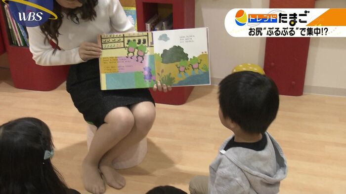 Katabuchi Akane Ana's sexy thighs sitting on a cushion moving in a WBS 5th image