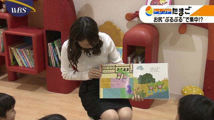 Katabuchi Akane Ana's sexy thighs sitting on a cushion moving in a WBS 6th image