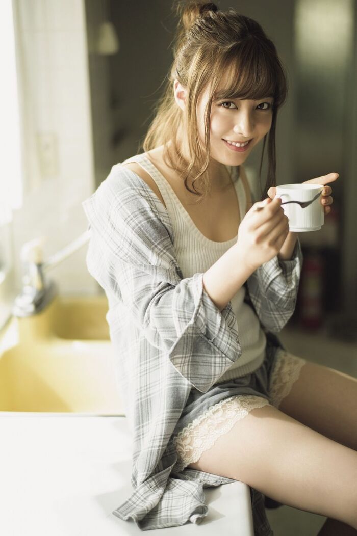 Naoko Hashimoto, glanced cleavage is a big gravure. 2th image