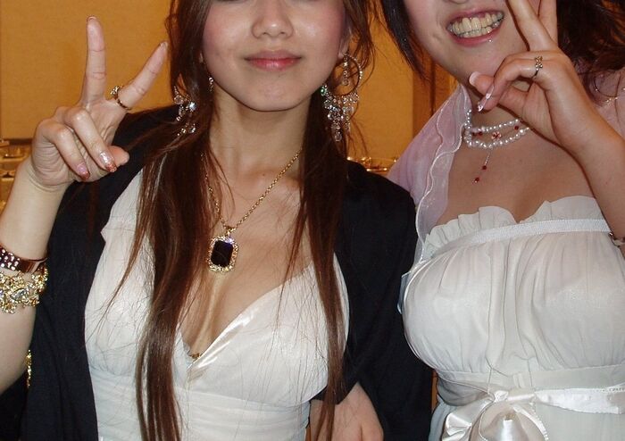 [Cleavage show image] It is to emphasize the valley... 21th image
