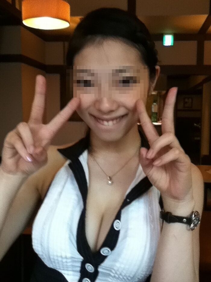 [Cleavage show image] It is to emphasize the valley... 6th image
