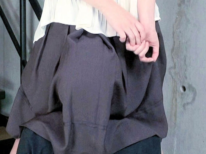 Take a dive image in the skirt 3th image