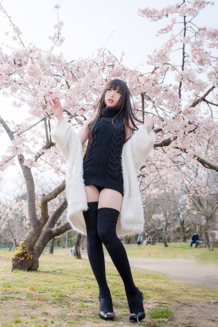メガネにニーソがエロさ↑↑なエロコスプレイヤー画像！ 11th image