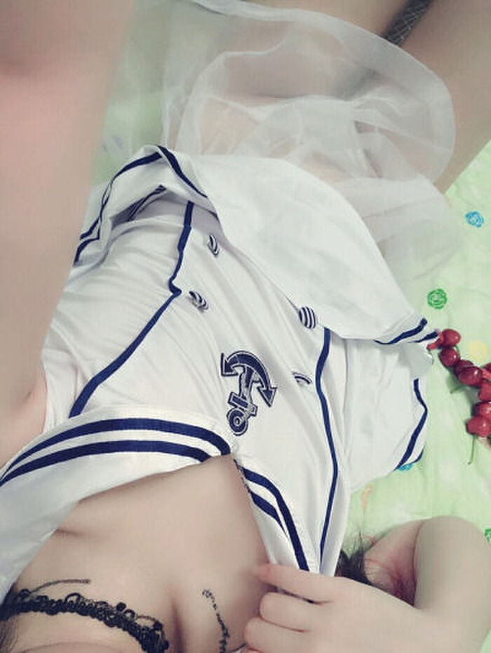 Thighhighs Amateur's erotic selfie is really good! 2th image
