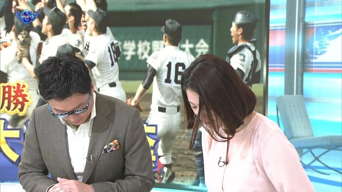 Firmly self-assertion W Sugiura Yuki's De Kai breast under the blouse 3th image