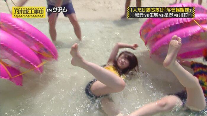 Midsummer Akimoto's White and smooth thighs www embarrassing legs also www 11th image