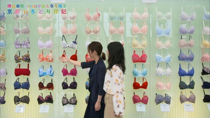 AKB Yokoyama is touching the nipple of a mannequin 11th image