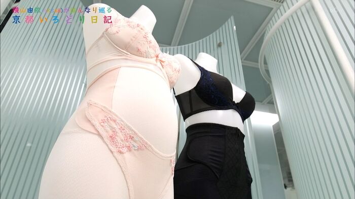 AKB Yokoyama is touching the nipple of a mannequin 5th image