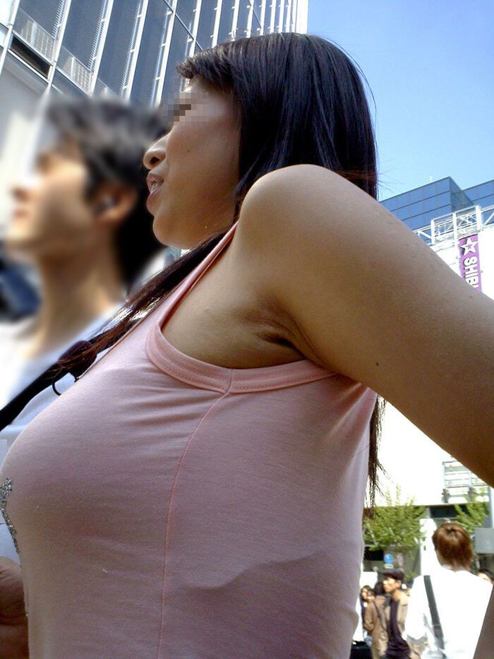 The man sees everyone so as not to be attacked if it is shown such a lewd thing. 7th image
