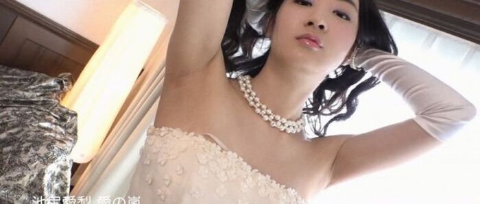 Beautiful woman in the magazine gravure topic Airi Ikejiri, sexy legs spread out in the kinky dress 14th image