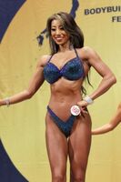 ムキムキ美人OL安井友梨、ビキニ姿で圧巻のくびれと超絶美筋披露してしまうwwwwwww※画像あり