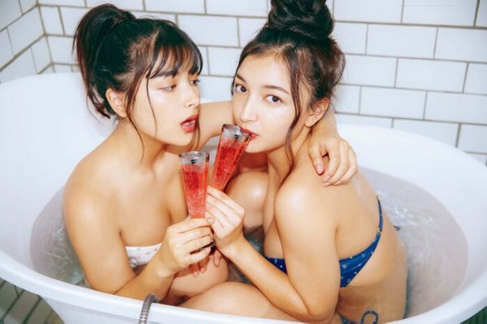 The active busty JK Sister Erika Marina of attention in TikTok, to Jack the whole with young animal W cover WW 19th image