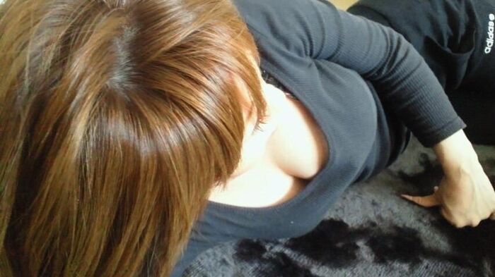 The image that the man is absorbed in the chiralism which looks far from the and the valley to the bra and nipples www www 5th image