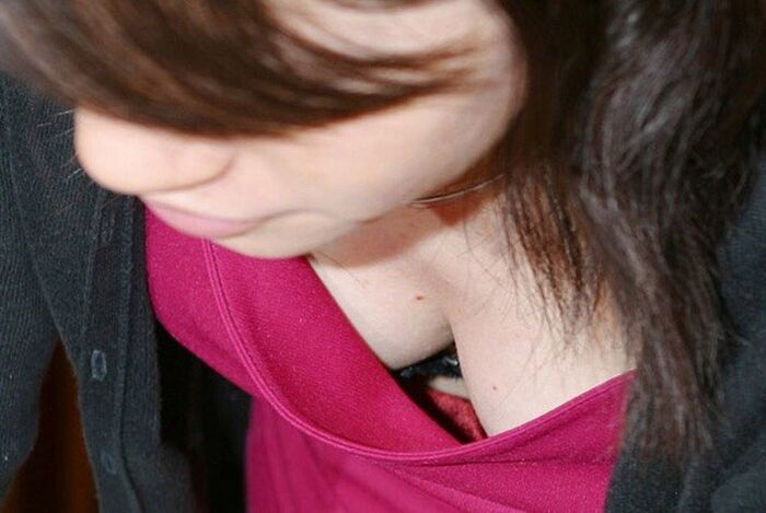 The image that the man is absorbed in the chiralism which looks far from the and the valley to the bra and nipples www www 6th image