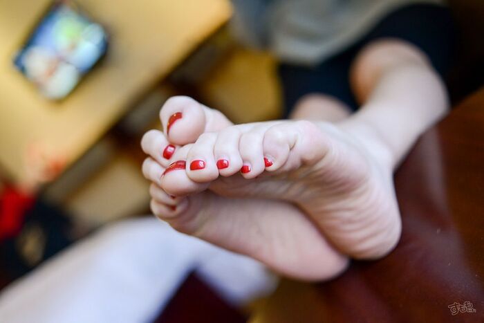 Foot fetish image 150 sheets attracted to bare feet 82th image